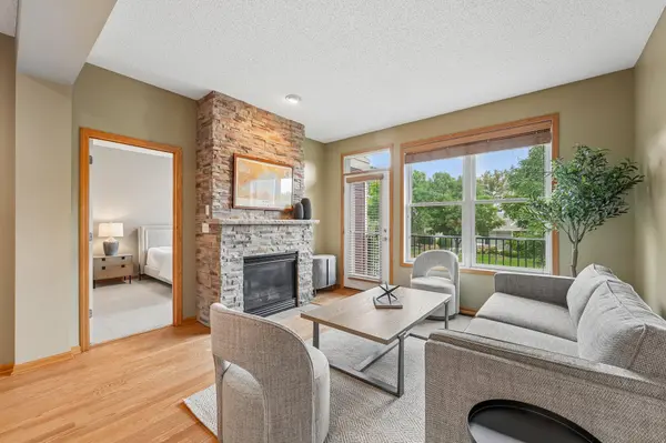 10733 Falling Water LN #B, Woodbury, MN 55129