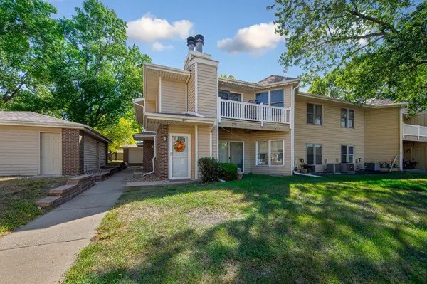 1042 E Travelers TRL, Burnsville, MN 55337