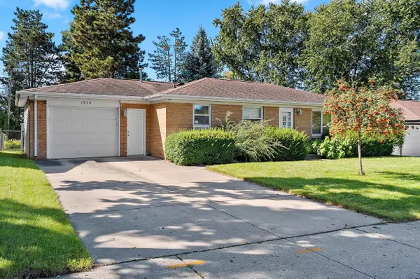 1934 DEBRA LN, Green Bay, WI 54302-2218
