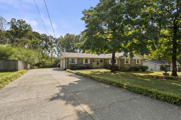 126 Robin Hood Rd, Dickson, TN 37055