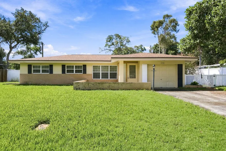 2548 FOREST Pkwy N, Largo, FL 33771