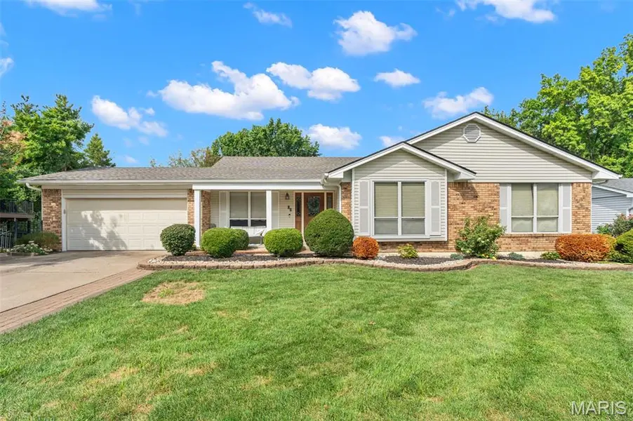 37 Great Lakes DR, St Peters, MO 63376