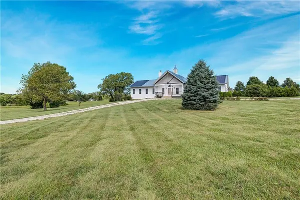 20660 Mission RD, Stilwell, KS 66085