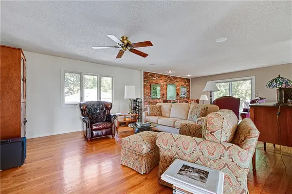 28 M ST, Lake Lotawana, MO 64086