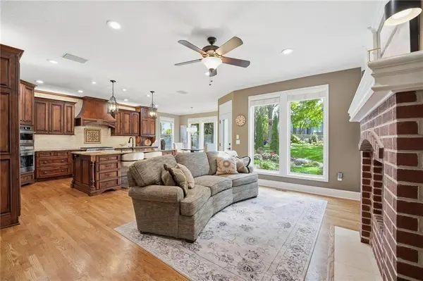 15231 Woodson LN, Overland Park, KS 66223