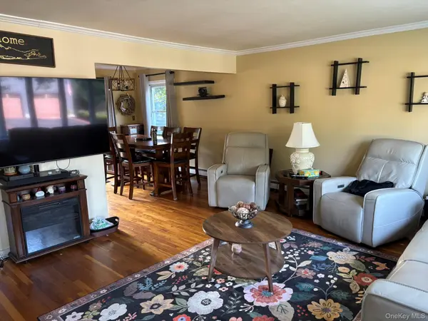 8 N Summit DR, Massapequa, NY 11758