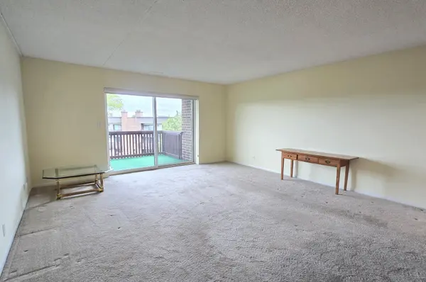 690 Chandler RD #408, Gurnee, IL 60031