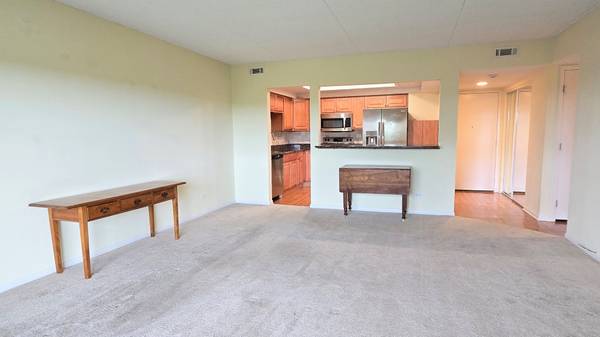 690 Chandler RD #408, Gurnee, IL 60031
