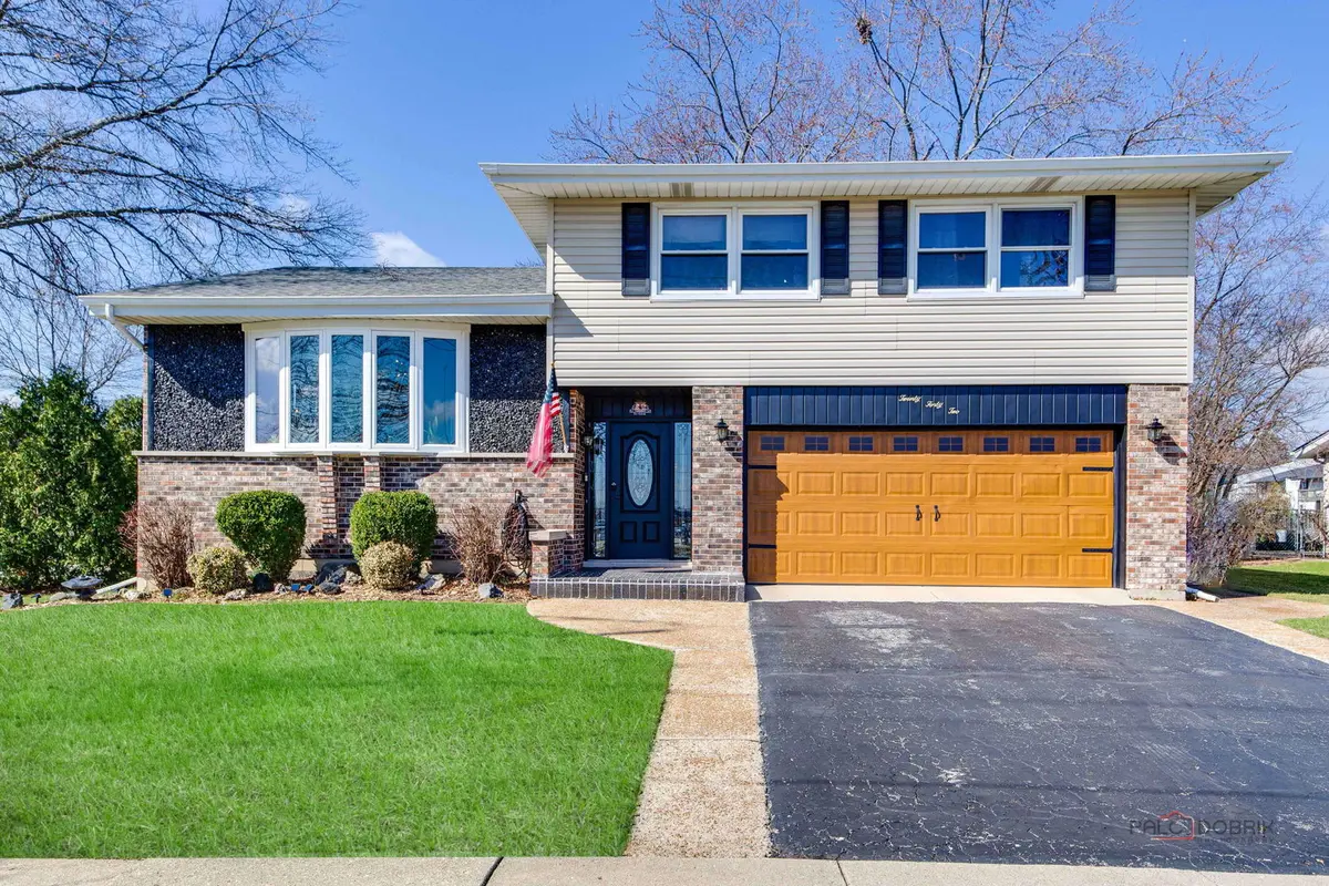 2042 S Goebbert RD, Arlington Heights, IL 60005