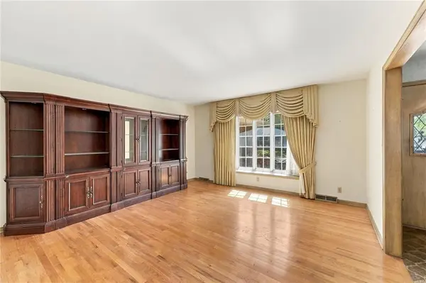 306 NW Lincolnwood DR, Lee's Summit, MO 64063