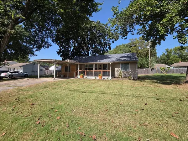 208 SW 5th ST, Lee's Summit, MO 64063