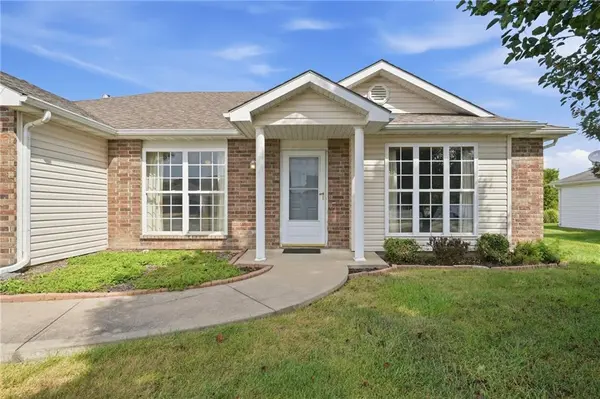 728 Country LN, Raymore, MO 64083