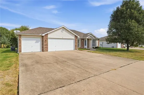 728 Country LN, Raymore, MO 64083
