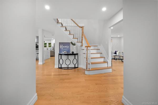 20 Chestnut DR, East Hills, NY 11576