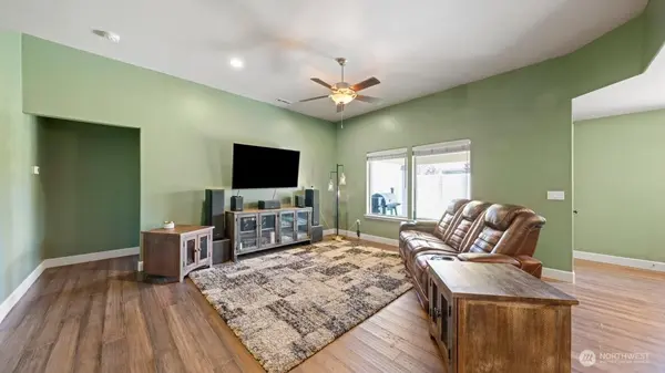 6017 Cotswold LN, Pasco, WA 99301