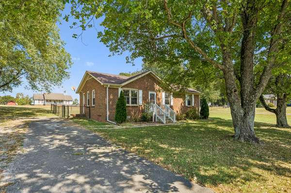 2734 Carters Creek Station Rd, Columbia, TN 38401