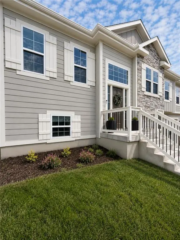 610 E 11th ST, Kearney, MO 64060