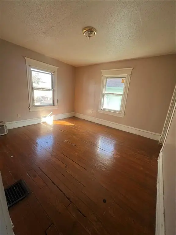 2008 E 36th ST, Kansas City, MO 64109