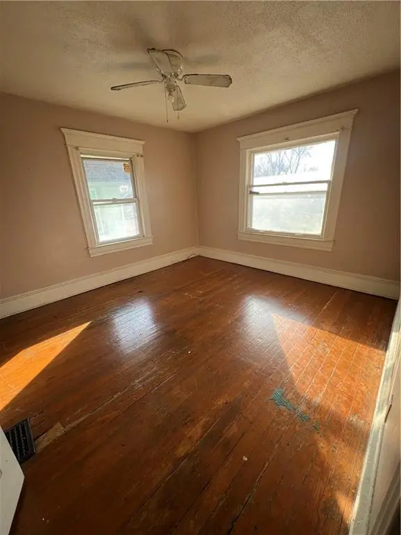 2008 E 36th ST, Kansas City, MO 64109