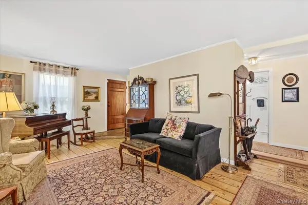 16 Stuart AVE, Babylon, NY 11702