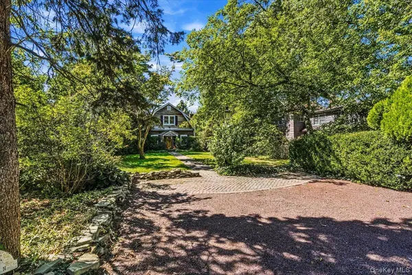 16 Stuart AVE, Babylon, NY 11702