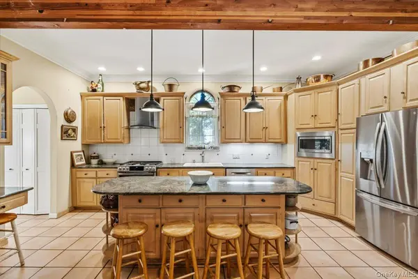 16 Stuart AVE, Babylon, NY 11702