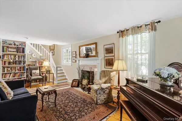 16 Stuart AVE, Babylon, NY 11702