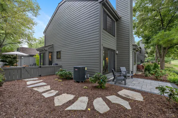 320 Oak Hill RD, Lake Barrington, IL 60010