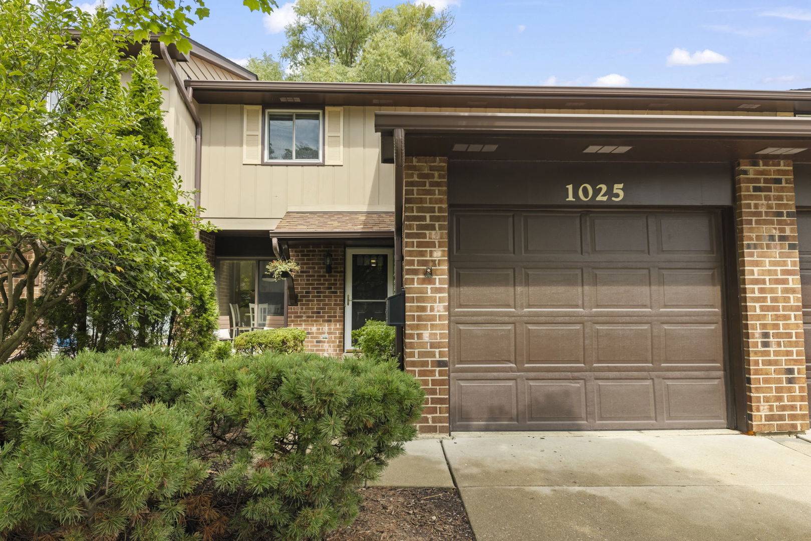 1025 Loughborough CT, Wheaton, IL 60189