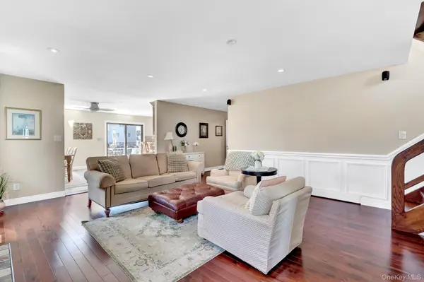12 Jetmore PL, Massapequa, NY 11758