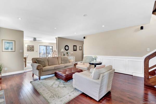 12 Jetmore PL, Massapequa, NY 11758