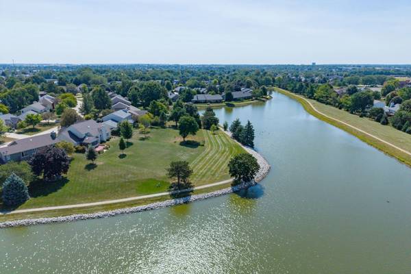 13 Bay Pointe DR, Bloomington, IL 61704