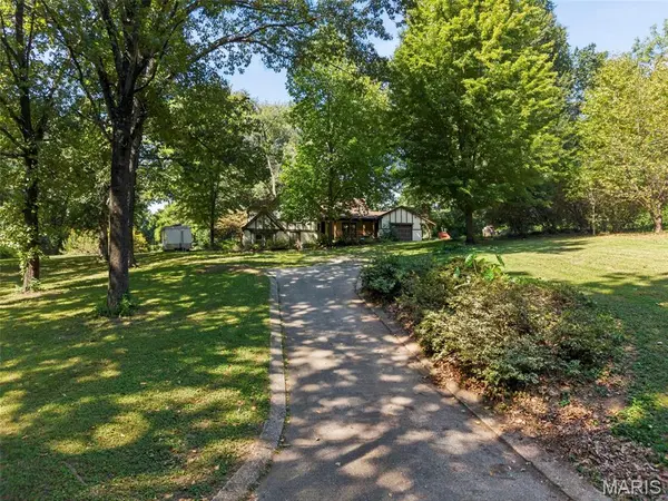433 Day DR, St Louis, MO 63135