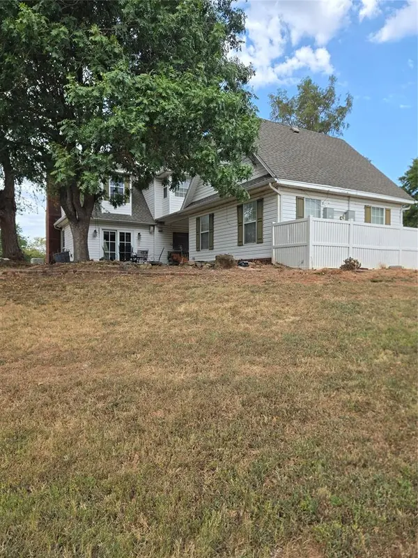 1300 Rolling Hills DR, Harrah, OK 73045