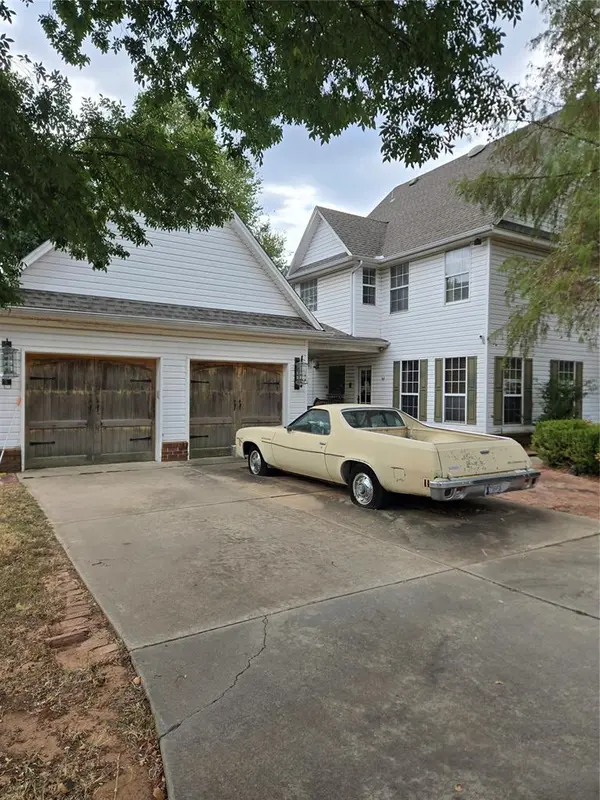 1300 Rolling Hills DR, Harrah, OK 73045