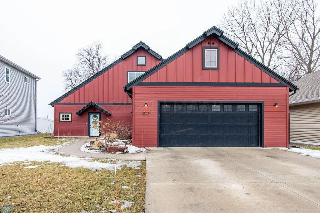 1228 GOLDENWOOD DR, West Fargo, ND 58078