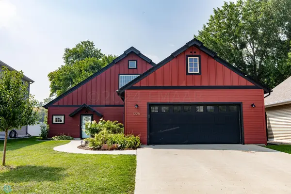 1228 GOLDENWOOD DR, West Fargo, ND 58078