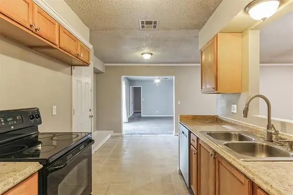109 W Shadywood DR, Midwest City, OK 73110