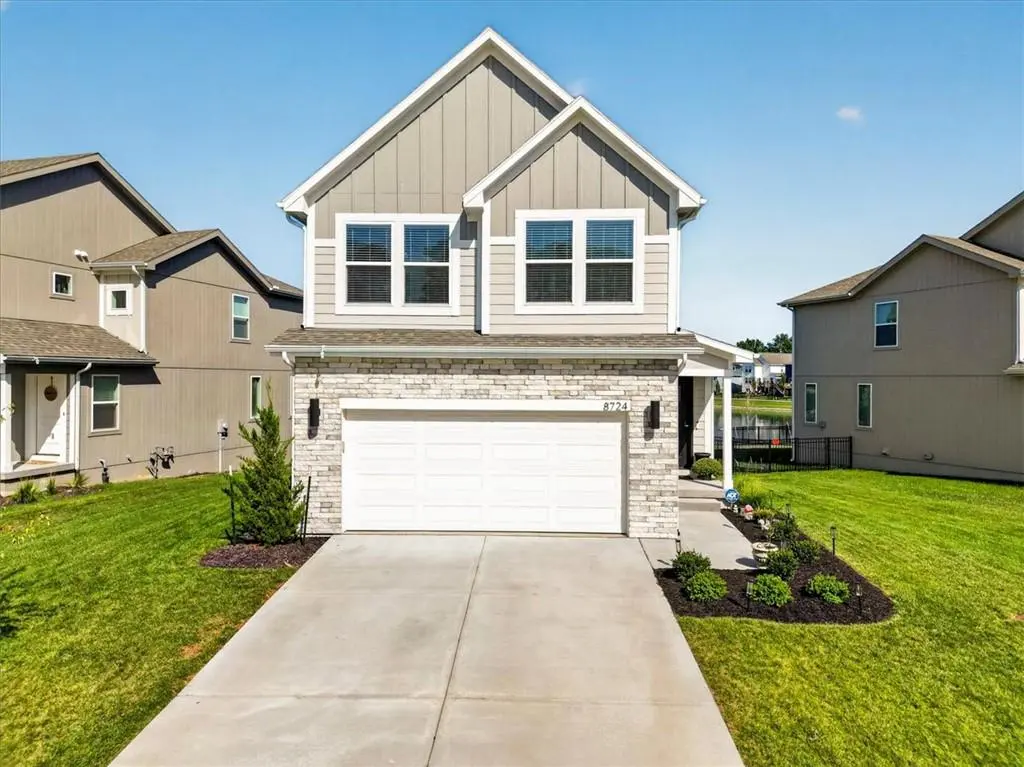 8724 SW Brickell DR, Blue Springs, MO 64064