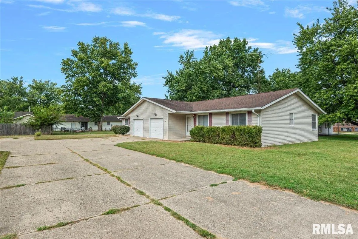 33 Mueller CT, Riverton, IL 62561-9734