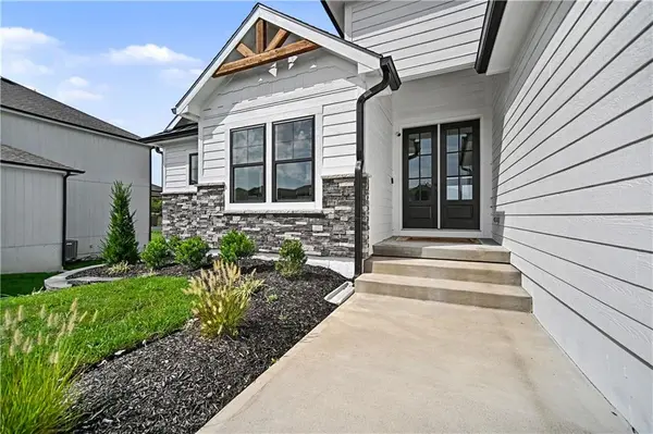 3116 SW Summit View TRL, Lee's Summit, MO 64082