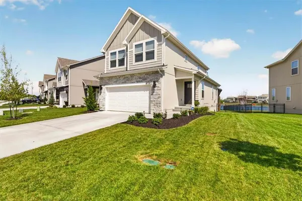 8724 SW Brickell DR, Blue Springs, MO 64064