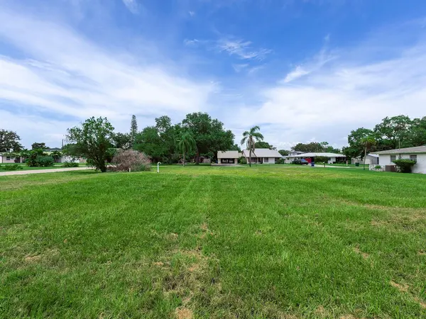 2110 SANDRALA DR, Sarasota, FL 34231