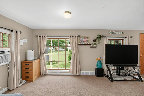 58 Woodbine DR, Crystal Lake, IL 60014