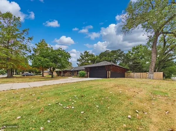 7926 E Killarney Pl, Wichita, KS 67206