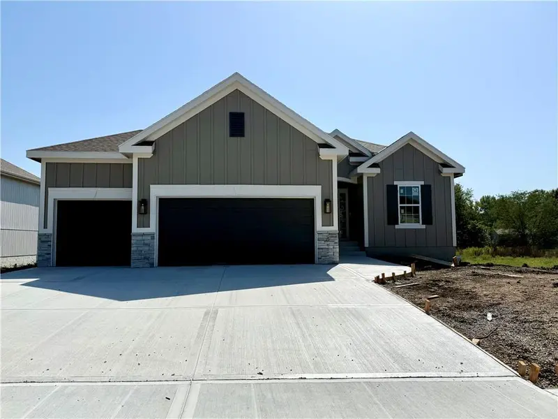 621 E 13th ST, Kearney, MO 64060