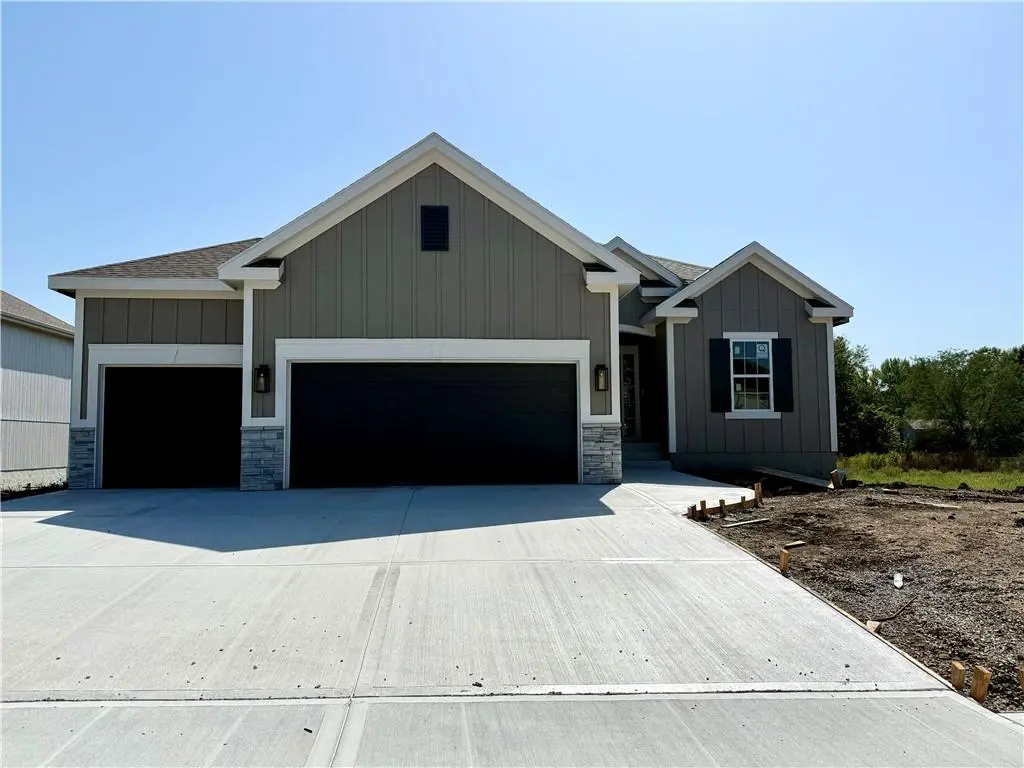 621 E 13th ST, Kearney, MO 64060