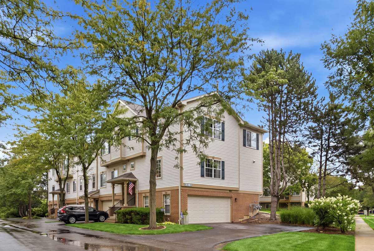 160 Monarch DR #160, Streamwood, IL 60107