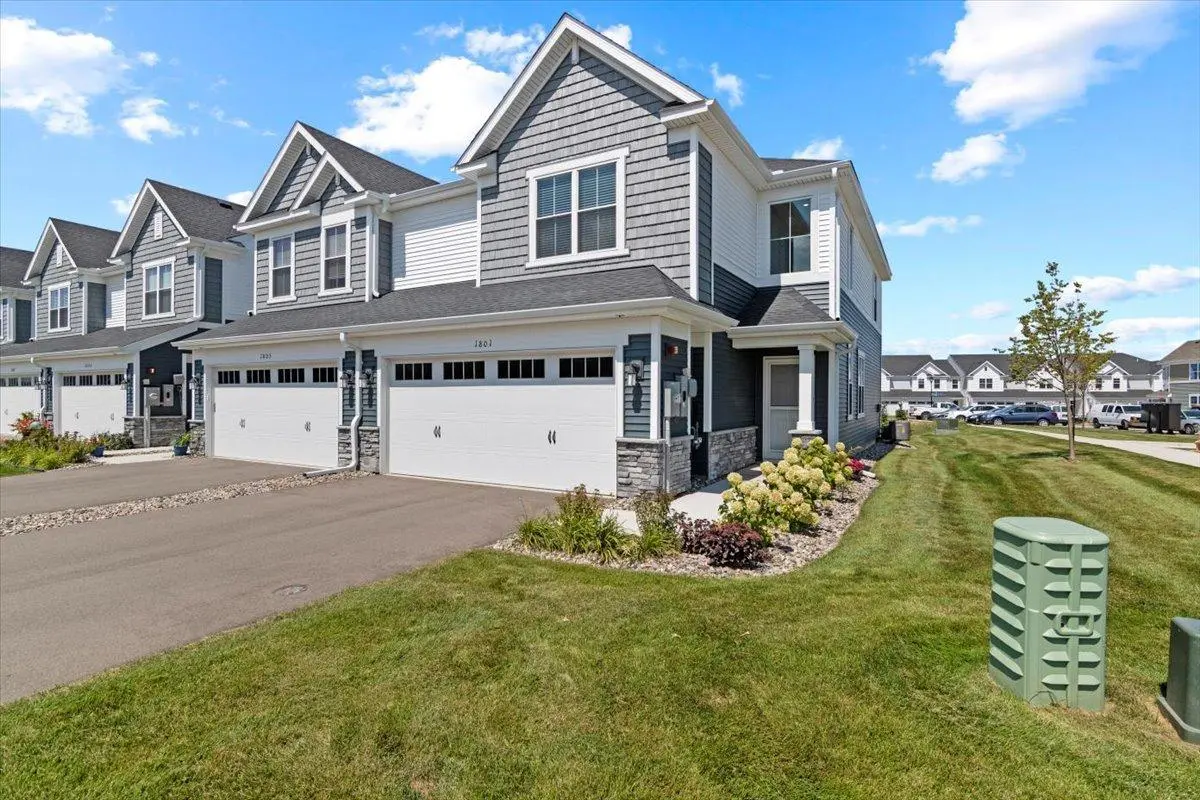 1801 Arbor LN, Carver, MN 55315