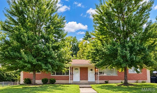 414-416 S Cadillac DR, St Charles, MO 63301